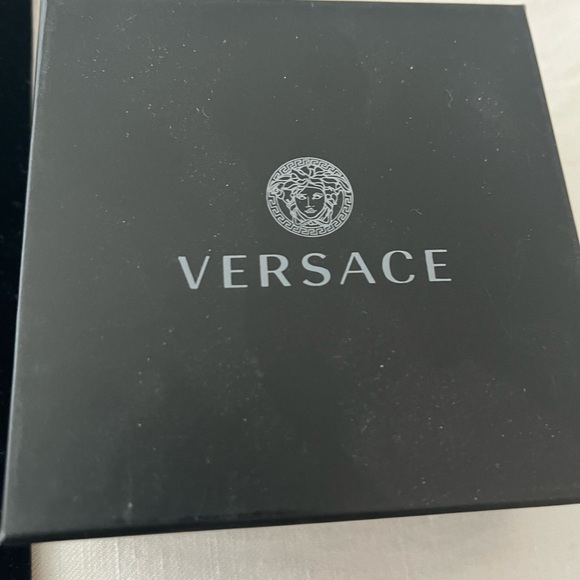 Versace medusa gold coin pendant necklace excellent condition - Picture 12 of 13